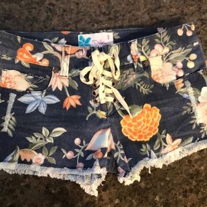 Dakine front lace shorts